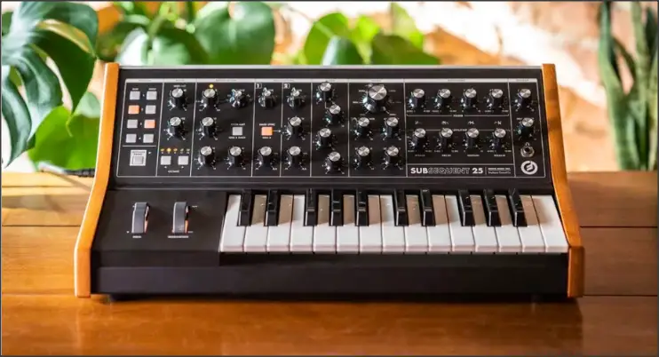 moog subsequent 25 synth